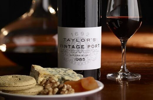 Vinho do Porto é delicioso servido como aperitivo, com a sobremesa ou no final de uma refeição. Escolher o vinho certo não é complicada, basta...