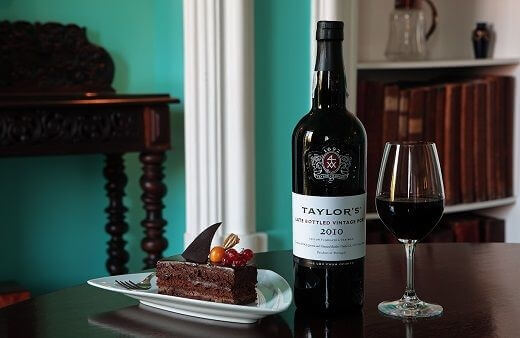 Os vinhos do Porto Ruby são a companhia ideal para uma tábua de queijos, sobremesas de chocolate ou mesmo para uma redução intensa de vinho do...