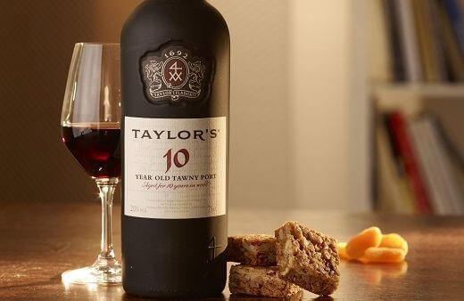 Opulento e elegante, combina delicadas notas de madeira com ricos aromas de fruta madura.