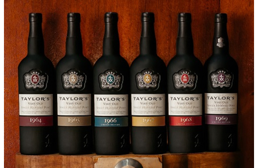 Opulento e elegante, combina delicadas notas de madeira com ricos aromas de fruta madura, sendo engarrafado para o consumo imediato.