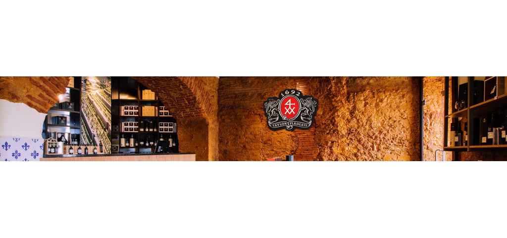 体验店位于里斯本阿尔法玛（Alfama）旧城区，邻近查瑞德雷大宅（Chafariz del...