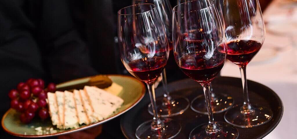 O vinho do Porto é muito versátil e pode ser harmonizado com muitos tipos de alimentos. Comummente é servido no final da...