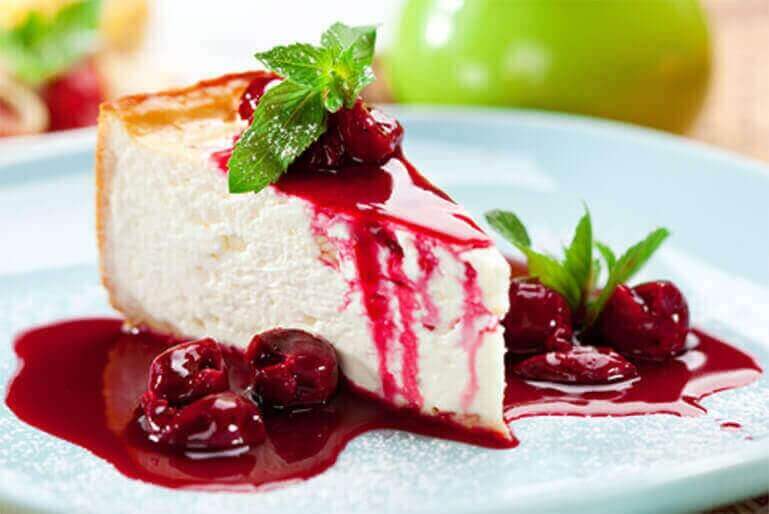 O verdadeiro cheesecake Americano, com frutos do bosque e vinho do Porto. Absolutamente delicioso! Sirva com um copo de Vintage ou Late Bottled Vintage Port.
